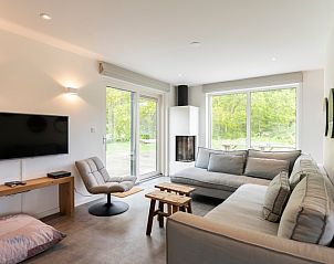Lichte woonkamer in Buitenduin, De Koog, Texel met uitzicht op de natuur van de Waddeneilanden.
