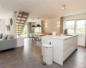 Open keuken en eetruimte in Buitenduin vakantiehuis, De Koog, Texel met moderne inrichting.
