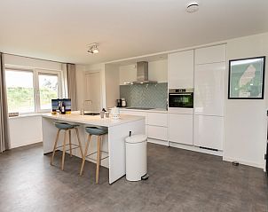 Stijlvolle keuken in Buitenduin vakantiehuis, De Koog, Texel met eiland en moderne apparatuur.