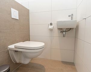 Netjes ingerichte badkamer in Buitenduin vakantiehuis, De Koog, Texel met modern sanitair.