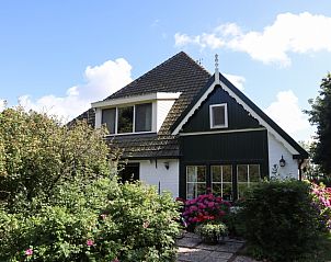 Charmant vakantiehuis Achterhuis in De Koog op Texel, omgeven door bloeiende tuin.