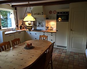 Gezellige keuken in vakantiehuis Achterhuis, De Koog, Texel, met houten eettafel.