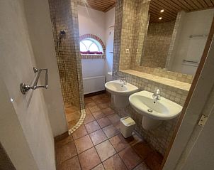 Ruime badkamer met dubbele wastafel in vakantiehuis Achterhuis, De Koog, Texel.