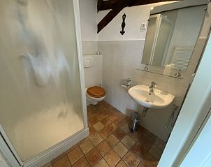 Moderne badkamer met douche in vakantiehuis Achterhuis, De Koog, Texel.