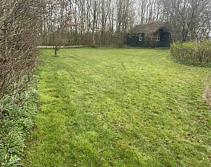 Grote tuin met grasveld bij vakantiehuis Achterhuis, De Koog, Texel.