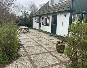 Zonnig terras bij vakantiehuis Achterhuis, De Koog, Texel, met picknicktafel.