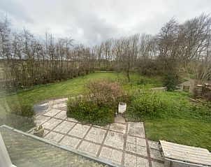 Uitzicht op groene tuin vanuit vakantiehuis Achterhuis, De Koog, Texel.
