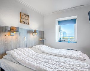 Komfortables Schlafzimmer mit Meerblick in Appartement Juliana 058, De Koog, Texel.