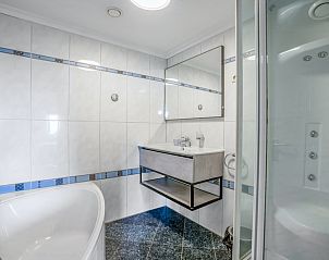 Luxurises Badezimmer mit Badewanne und Dusche im Apartment Juliana 058 Zeezicht, De Koog, Texel.