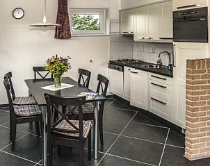 Moderne keuken in De kemphaan: Vakantiehuis Texel, De Koog, compleet uitgerust voor een heerlijke maaltijd op de Waddeneilanden.