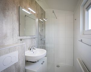 Stylish bathroom in Chalet Bregkoog 262, De Koog, Texel, with modern shower and sink.