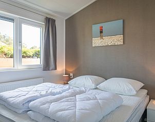 Cozy bedroom in Chalet Bregkoog 262, De Koog, Texel, with comfortable bed and natural light.