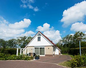 Villa 5 vakantiehuis in De Koog Texel met ruime oprit en tuin, ideaal voor een ontspannen verblijf op de Waddeneilanden.