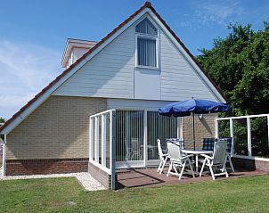Villa 4 in De Koog Texel met zonnig terras en comfortabele buitenruimte voor ontspanning op de Waddeneilanden.