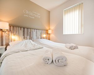 Stijlvolle slaapkamer in Villa 4, De Koog Texel, met comfortabele bedden voor een goede nachtrust op de Waddeneilanden.