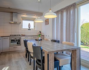 Moderne keuken en eetruimte in Villa 4, De Koog Texel, ideaal voor gezellige maaltijden op de Waddeneilanden.