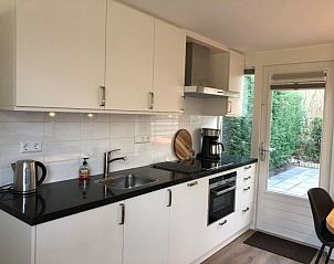 Volledig uitgeruste keuken in 't Buitenhuisje, vakantiehuis in De Koog, Texel, met moderne apparatuur voor een comfortabel verblijf.