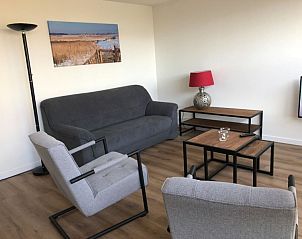 Stijlvolle zithoek in 't Buitenhuisje, een vakantiehuis in De Koog, Texel, perfect voor ontspanning na een dag op de Waddeneilanden.