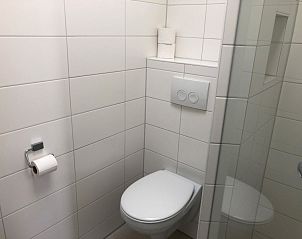 Moderne badkamer in 't Buitenhuisje, vakantiehuis in De Koog, Texel, met stijlvol sanitair voor comfort tijdens uw verblijf.