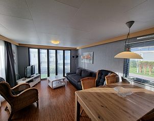 Gerumiges Wohnzimmer des Chalets Bregkoog 33 in De Koog, Texel, mit viel Licht und bequemen Sitzgelegenheiten zum Entspannen.
