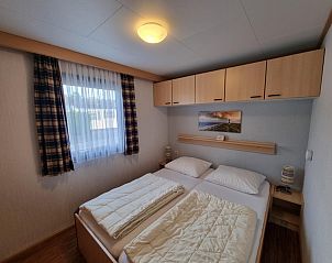 Gemtliches Schlafzimmer im Chalet Bregkoog 33, De Koog, Texel, mit Doppelbett und gemtlicher Einrichtung fr eine gute Nachtruhe.