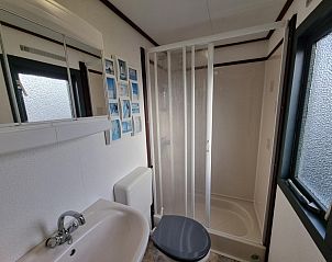 Modernes Badezimmer im Chalet Bregkoog 33, Chaletpark Bregkoog, De Koog, Texel, mit Dusche und frischem Look fr Komfort.