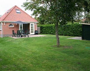 Groene tuin bij D' Duinster vakantiehuis in De Koog, Texel, Waddeneilanden.