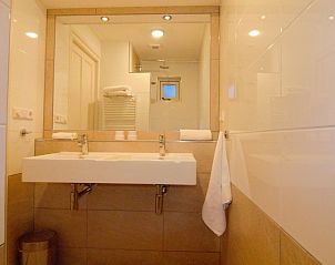 Moderne badkamer met dubbele wastafel in D' Duinster vakantiehuis, Texel.