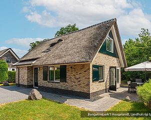 Bungalowpark 't Hoogelandt, De Koog, Texel, vakantiehuis met rieten dak omgeven door natuur.