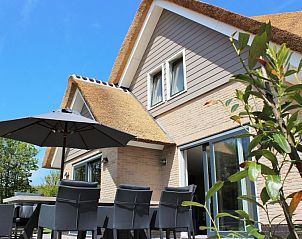 Zonovergoten terras bij 6-8 pers.Wellness Landhuis in De Koog, Texel, vakantiehuis met parasol.