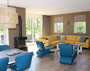 Moderne woonkamer van 6-8 pers.Wellness Landhuis in De Koog, Texel, vakantiehuis met kleurrijke inrichting.