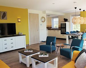 Gezellige leefruimte in 6-8 pers.Wellness Landhuis in De Koog, Texel, vakantiehuis met eettafel en zithoek.