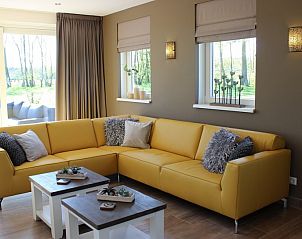 Comfortabele zithoek in 6-8 pers.Wellness Landhuis in De Koog, Texel, vakantiehuis met uitzicht op natuur.