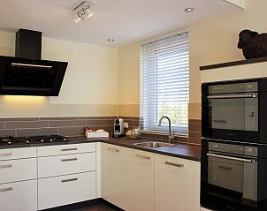Moderne keuken van 6-8 pers.Wellness Landhuis in De Koog, Texel, vakantiehuis met inbouwapparatuur.