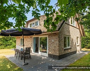 Stijlvolle zithoek in Bungalowpark 't Hoogelandt vakantiehuis, De Koog, Texel met stranddecor.