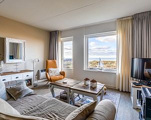 Lichte woonkamer met groot raam in Appartement Juliana 116 Zeezicht, De Koog, Texel.