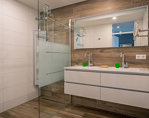 Moderne badkamer met dubbele wastafel in Appartement Juliana 116 Zeezicht, De Koog, Texel.