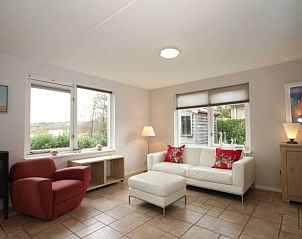 Lichte woonkamer in Waddenstaete 4 pers. Wellness villa, De Koog, Texel. Comfortabel vakantiehuis met uitzicht op natuur van de Waddeneilanden.