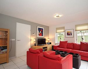 Rode zithoek in Waddenstaete 4 pers. Wellness villa, De Koog, Texel. Vakantiehuis met speelse inrichting op de Waddeneilanden.