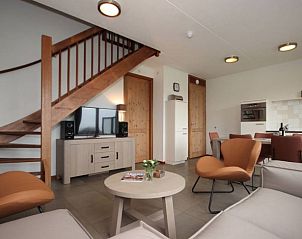 Moderne woonkamer van Landleven 4/5 pers. vakantiehuis in De Koog, Texel, met open keuken en comfortabele zithoek.