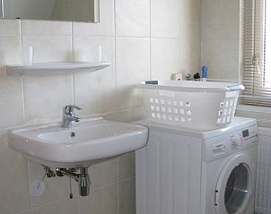 Praktische badkamer met wasmachine in Landleven 4/5 pers. vakantiehuis, De Koog, Texel, ideaal voor een comfortabel verblijf.