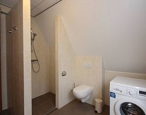 Badkamer met douche en toilet in Landleven 4/5 pers. vakantiehuis, De Koog, Texel, voor uw gemak tijdens uw verblijf.