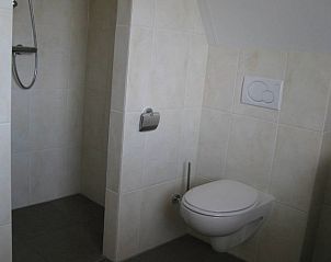 Ruime doucheruimte in Landleven 4/5 pers. vakantiehuis, De Koog, Texel, voor een verfrissende ervaring op de Waddeneilanden.