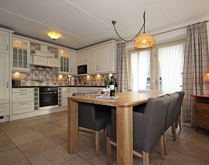 Moderne keuken in 6 Persoons luxe villa met sauna, De Koog, Texel, met ruime eettafel en stijlvolle inrichting.