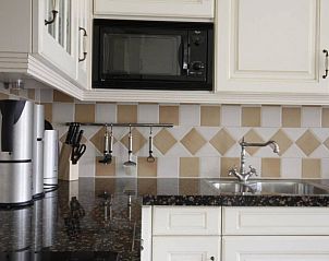 Detail van keuken in 6 Persoons luxe villa met sauna, De Koog, Texel, met moderne apparatuur en elegant ontwerp.