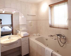 Luxe badkamer met ligbad in 6 Persoons luxe villa met sauna, De Koog, Texel, voor ultiem ontspannend verblijf.