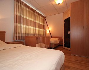 Comfortabele slaapkamer in 6 Persoons luxe villa met sauna, De Koog, Texel, met houten interieur en gezellige sfeer.