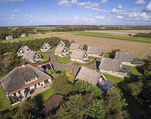 Luchtfoto van 6 Persoons luxe villa met sauna, De Koog, Texel, in schilderachtige omgeving van Waddeneilanden.