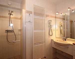 Stilvolles Badezimmer mit Dusche in einer 6-Personen-Luxusvilla mit Sauna, De Koog, Texel, ausgestattet mit modernen Einrichtungen.