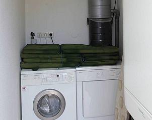 Praktische Waschkche in einer 6-Personen-Luxusvilla mit Sauna, De Koog, Texel, mit Waschmaschine und Trockner.